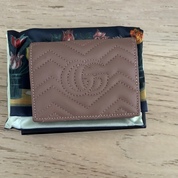 Gucci Pink Taupe Leather Wallet with Gold Logo - Picture 2 of 3